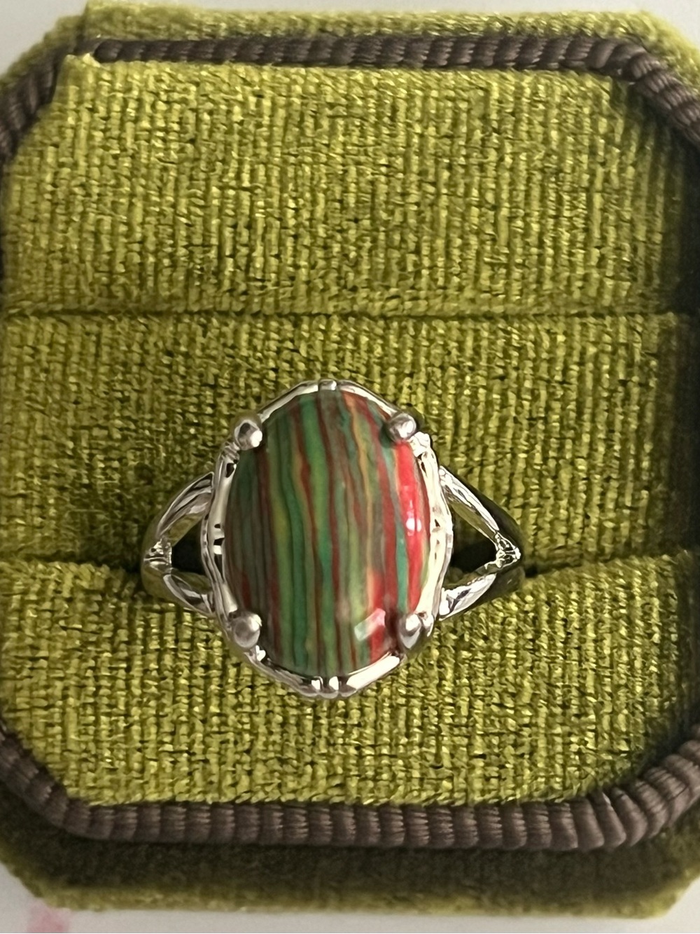Classic Design Titanium Silver Gorgeous Green/Red Gemstone Ring Size 7 NWT